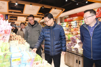 市領導走訪慰問春節(jié)堅守崗位的一線干部職工，重點關注食品銷售保障工作